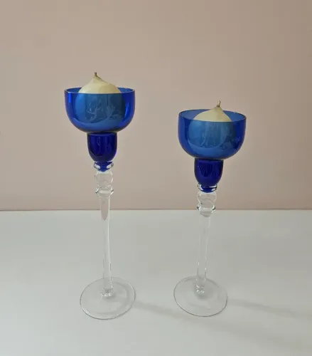 Conjunto de Castiçais de Vidro e Duas Velas Decorativas