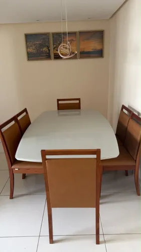 Mesa nova com 6 cadeiras, nova e em excelente estado, pouco tempo de comprada.