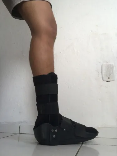 Par de muletas e uma bota ortopédica 