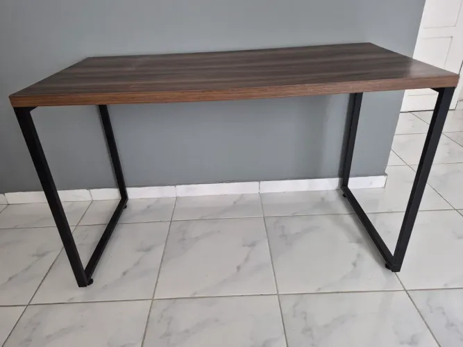 Mesa para escritório medindo 120cm x 60cm