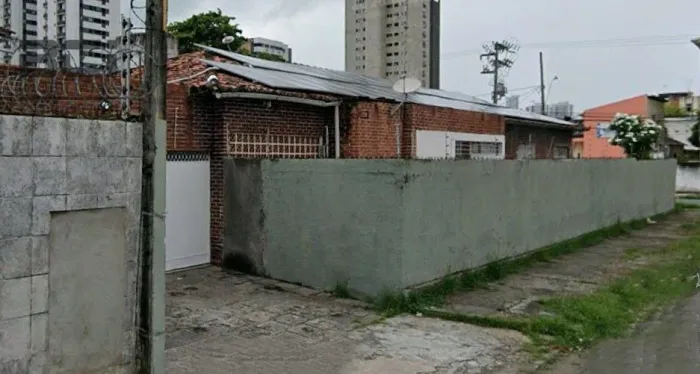 Casa no Torreão: 4 quartos, 3 banheiros e amplo terraço, piso em taco, granito.
