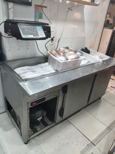 Balcão refrigerado com pista fria
