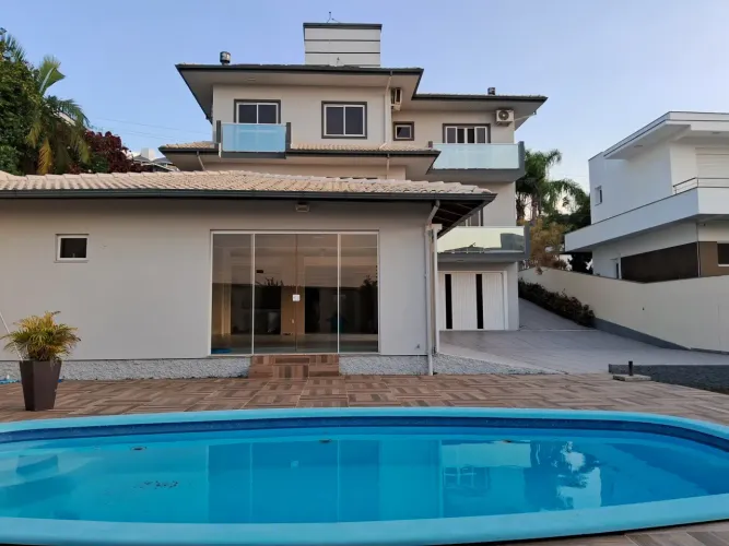 LINDA MANSAO CONDOMINIO FECHADO