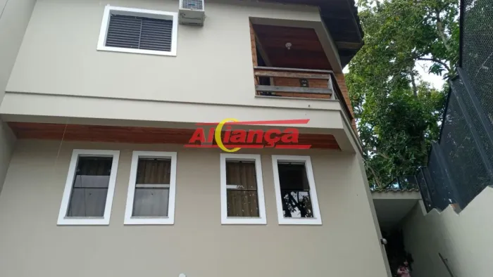 SOBRADO COM 3 DORMITÓRIOS E 4 VAGAS DE GARAGEM NO JARDIM VILA GALVÃO ACEITA FINANCIAMENTO