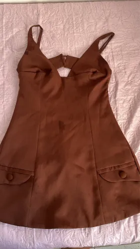 vestido midi marrom acinturado