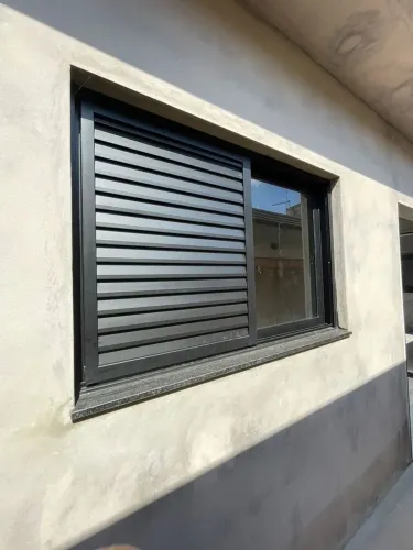 Janela Veneziana de Alumínio Preta - Modelo Moderno