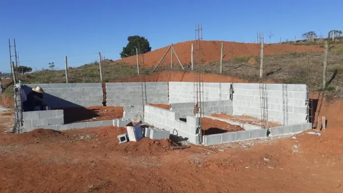 Terreno de 1.000 m² com construção na divisa de Jacareí e Igaratá