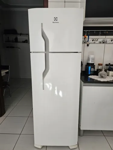 Geladeira Electrolux DC35A 260L