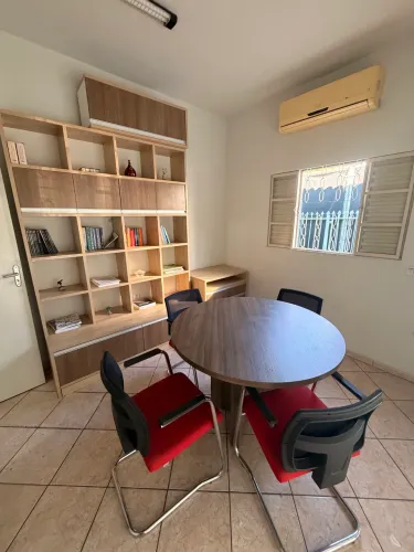 Sala de reunião - estante, mesa redonda, suporte para impressora e aparador