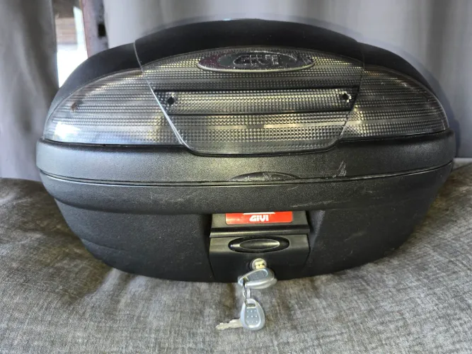 Baú Givi 45l (Cabem 2 capacetes)