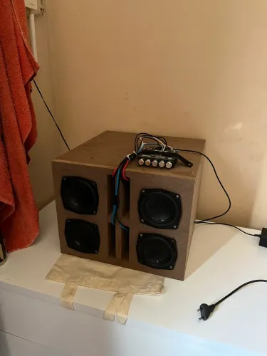 caixa bob com alto falante de bombox