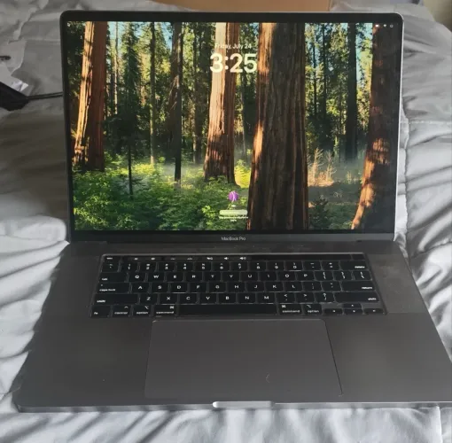 MacBook Pro Touch Bar 2018 i7 16gb ram 512gb AMD REDEON PRO 4GB 16 POL 2019