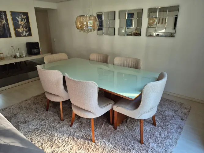 Mesa de jantar com tampo de vidro branco