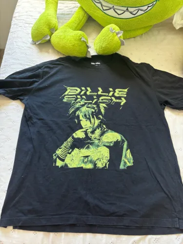 camiseta billie eilish tamanho P (não realizo entrega, pagamento somente pix ou dinheiro)