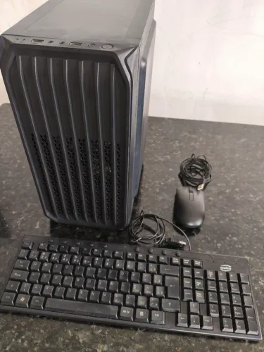 CPU Com processador i3 de terceira geração memória Ram DDR3 de 4GB HD de 500GB