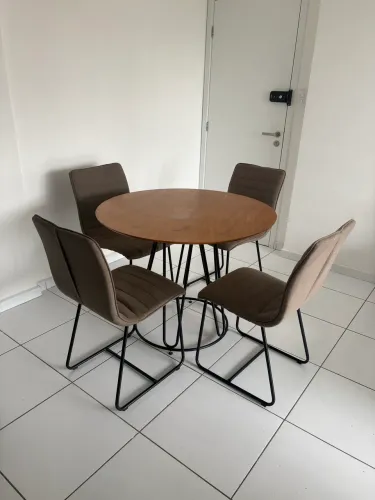 Mesa de jantar com 4 cadeiras