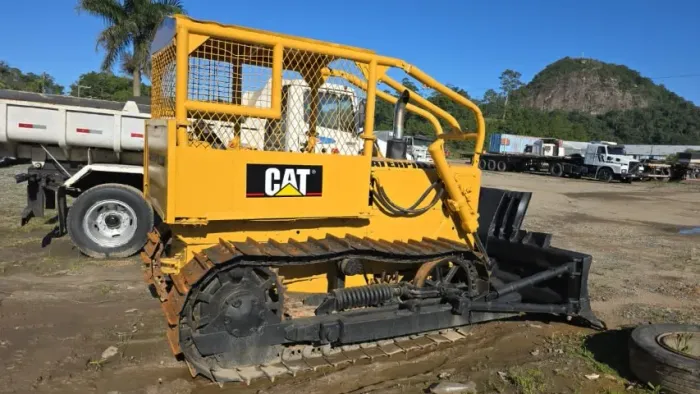 Trator de Esteiras Caterpillar D4 com Lâmina Frontal