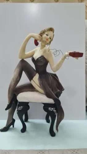 Estátua mulher sentada