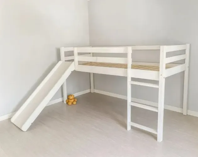 Cama infantil solteiro elevada com escada e escorregador.