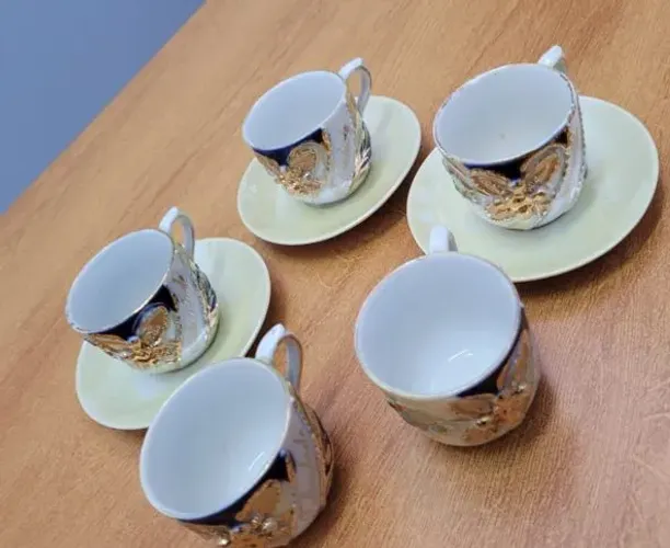 Conjunto de Xícaras de Café em Porcelana com Detalhes Dourados - 5 Peças
