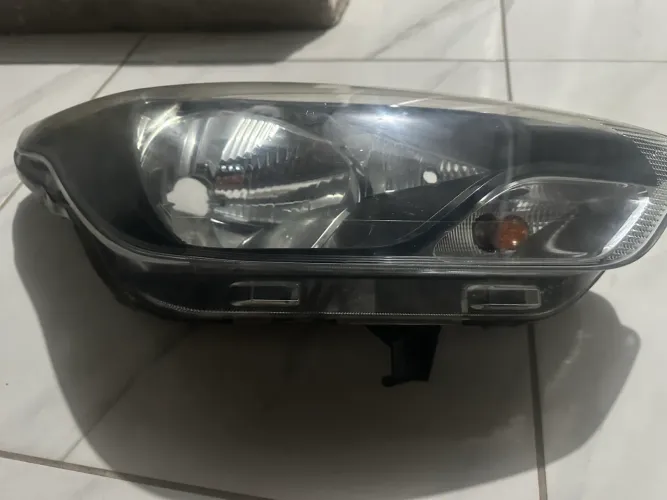 Vendo farol Ford Ka original valor 300 fala no Zap * sem nenhum defeito