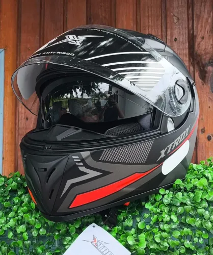Capacete NOVO tamanho 58 com óculos interno fumê retrátil top de linha 