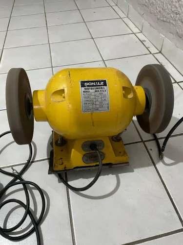 O equipamento na imagem é um Moto Esmeril Moto Plus 6" 300W da Schulz