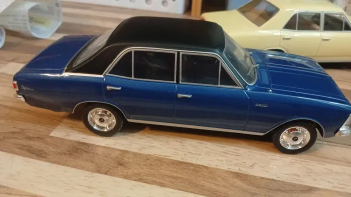Opala Califórnia Toys 1:24 azul escuro com teto preto vinil