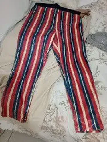 Vendo linda calça de paetê colorida + mais cropet de paetê 