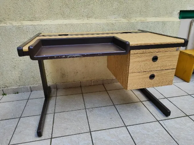 Mesa de Escritório Antiga e Robusta com Gavetas de Madeira e Pés Metálicos - 1,2m