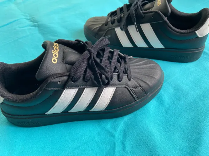 Tênis Adidas