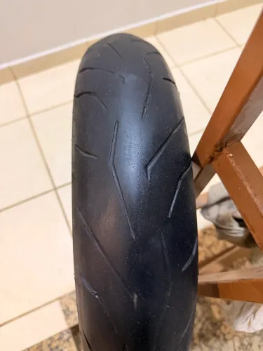 Vende-se par de pneu diablo rosso II para Hornet, XJ6