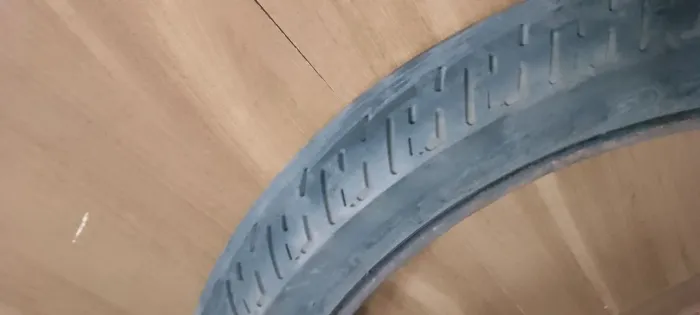 Pneu de moto usado 