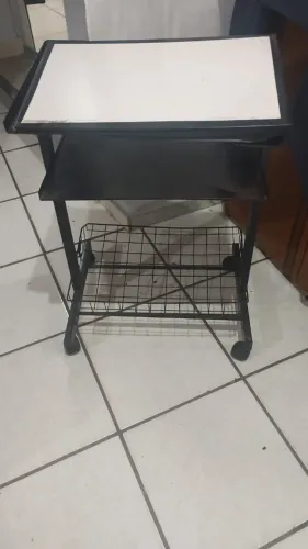 mesinha com cesto aramado