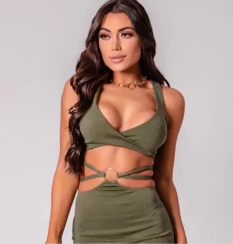 Vestido com Decote e Recortes Laterais