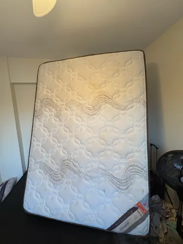 Cama de casal comum + box preta 