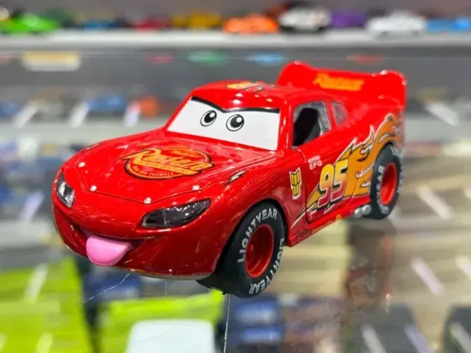 Carrinho Miniatura Mcqueen língua pra fora Filme Carros 1:32