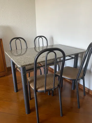 Mesa de ferro retangular com tampão de mármore com 4 cadeiras