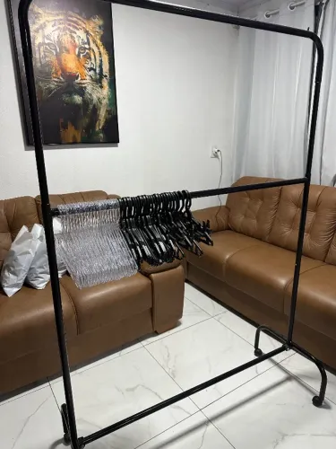 Arara de roupa já com cabides