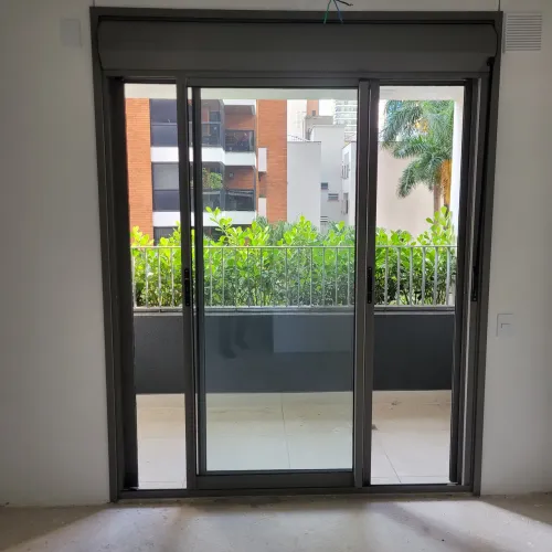 ESSA É CHIQUE! Moderna porta balcão dupla de alumínio com persiana black out embutida