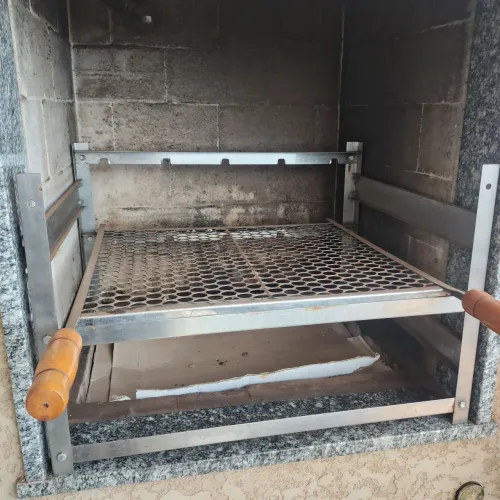 Vendo suporte para grelha e espetos e grelha