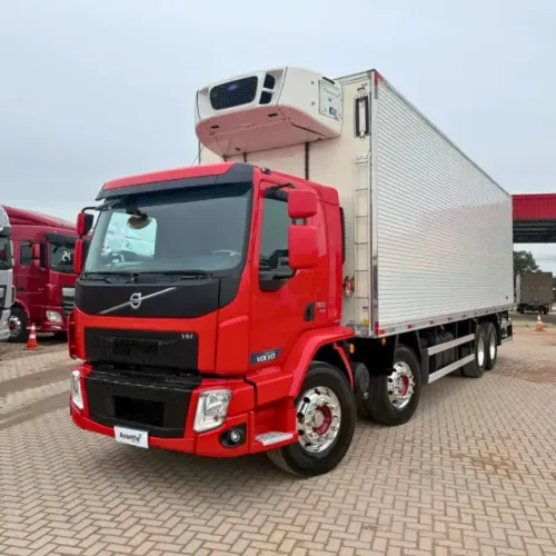 VM 330 VOLVO VM 360 BITRUCK (8X2) - CÂMARA FRIA IBIPORÃ VERMELHA 2023/2024