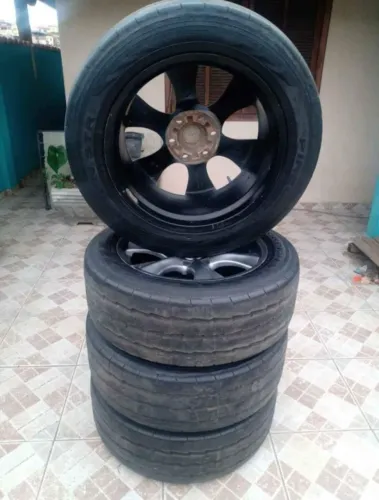 Rodas aro 20 Roda, aro 20, com pneus remold, 265/50/20, 6 furos, estava em uma c10, serve
