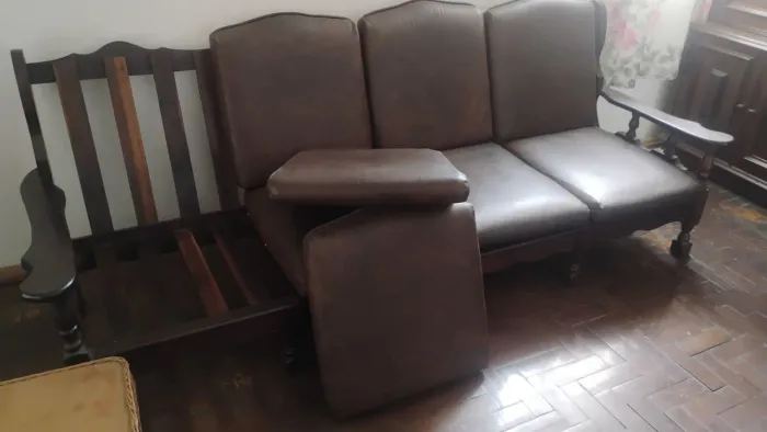 Vendendo sofá antigo de madeira de lei