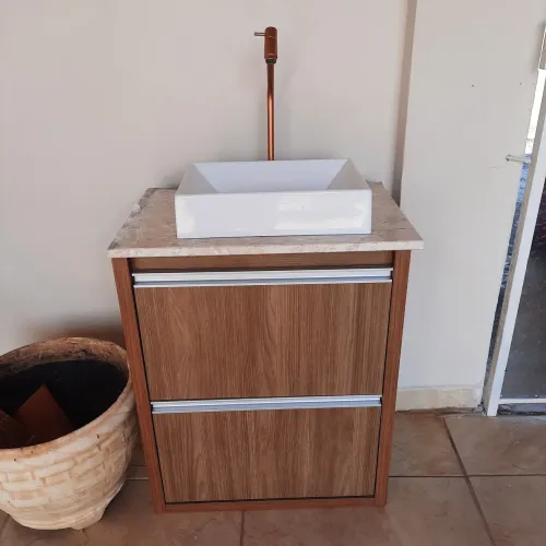 Balcão, cuba e torneira para banheiro. 