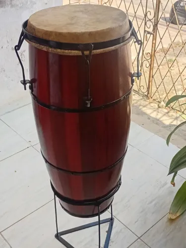 Atabaque de 90 cm com suporte de ferro