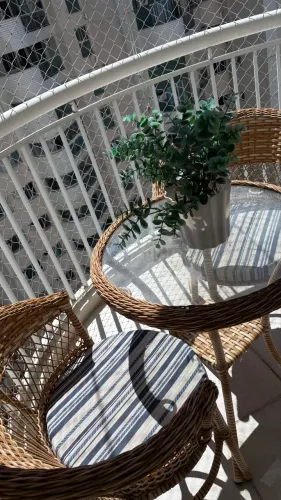 Mesa e duas cadeiras de vime varanda