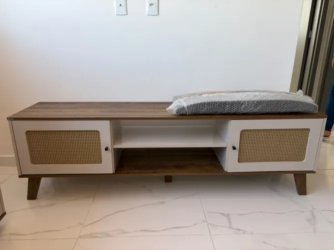 CONJUNTO DE RACK + BUFFET ARTELY - CARVALHO E OFF WHITE