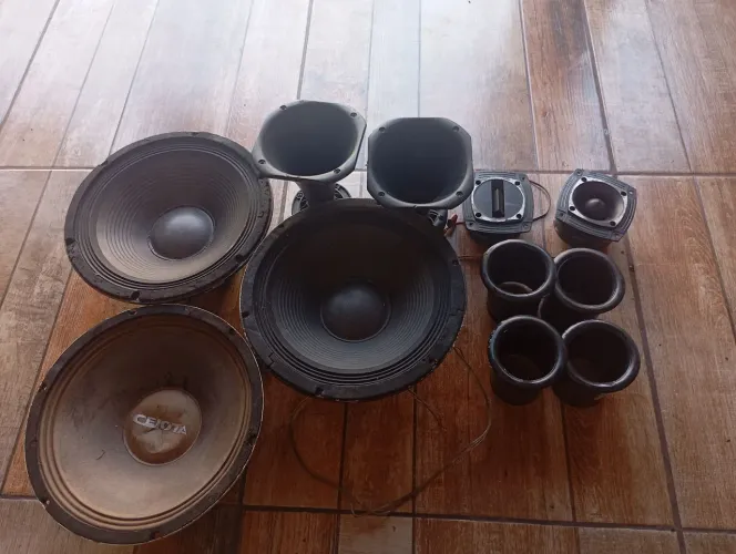 Vendo 3 altos falantes de 15 ,2 cornetas,2 tuítes.