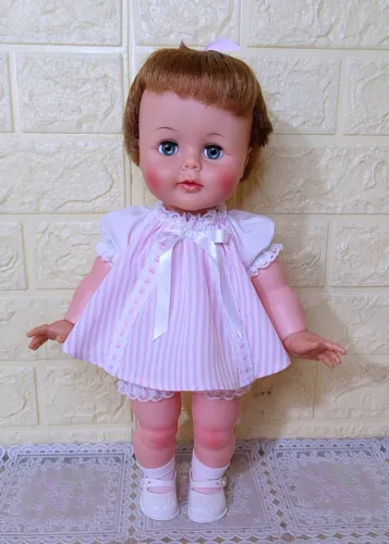 Boneca Beijoquinha americana Tiny Kissy Ideal Toys